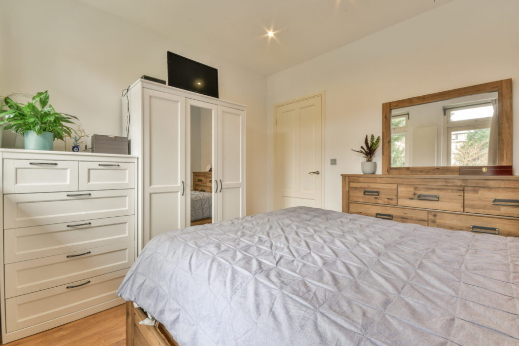 Bed near closet in bedroom