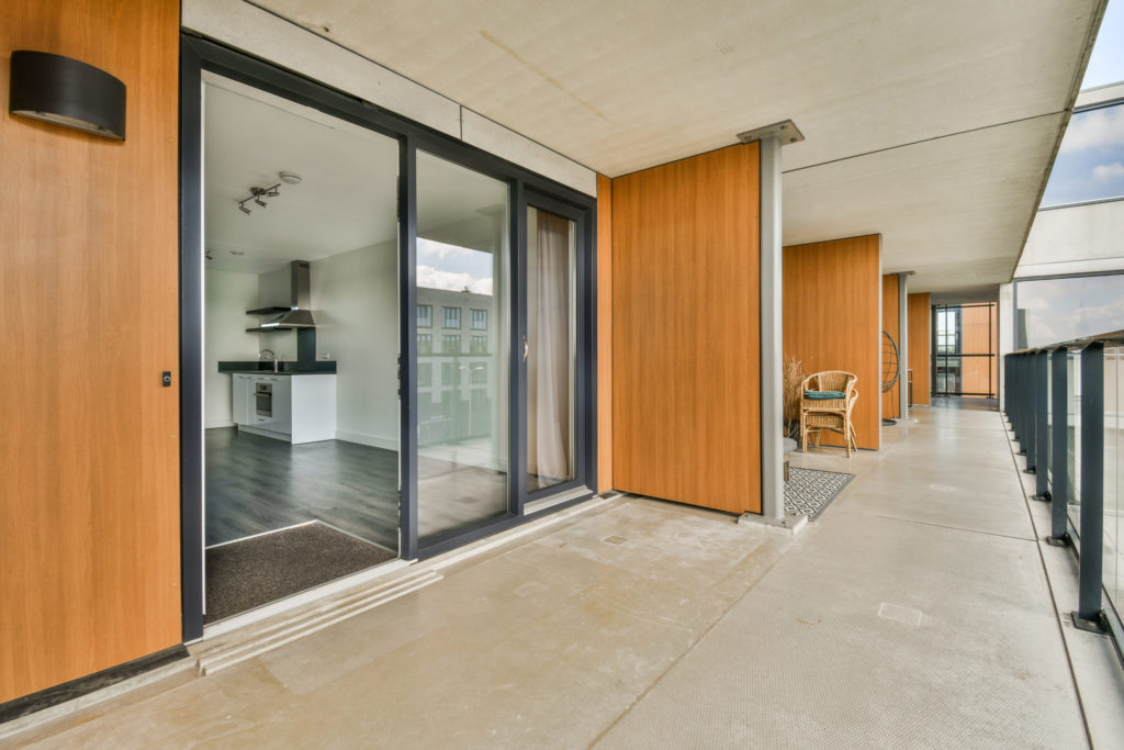 Empty room with white walls and parquet floor